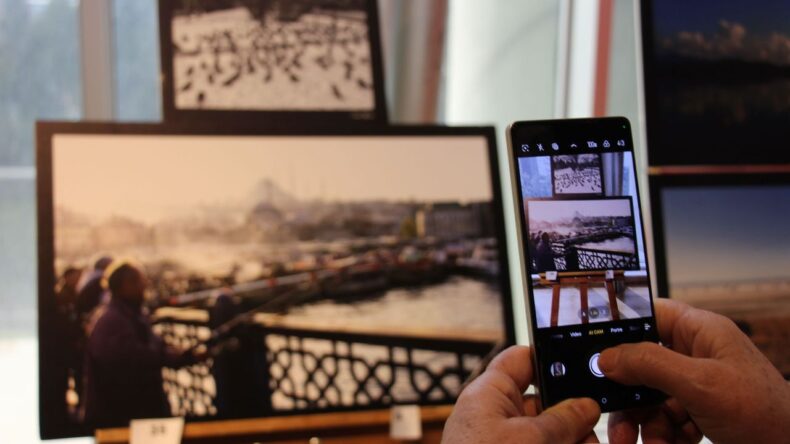 Antalya’da ‘Kadın Gözünden Zamanın İzleri’ Fotoğraf Sergisi Açıldı
