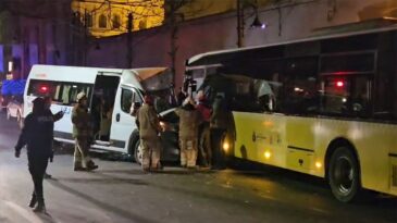 Beşiktaş’ta İETT Otobüsü ile Servis Minibüsü Çarpıştı: Şoförler Yaralı