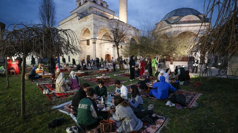 Bosna Hersek’teki Ferhadiye Camisi’nde Geleneksel İftar Sofrası Kuruldu