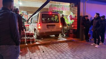 Ehliyetsiz Sürücü Kaza Yaptı, Ardından Marketten Alışveriş Yaptı