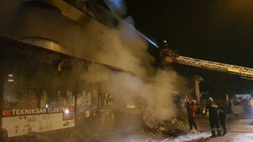 Elektrik Malzemesi Satan İş Yerinde Yangın: Mahalleli Sokağa Döküldü