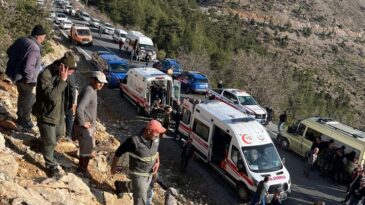 Mersin’de Tarım İşçilerini Taşıyan Minibüs Şarampole Devrildi: 3 Ölü, 11 Yaralı