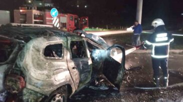 Kaza Yapan Araç Alevlere Teslim Oldu