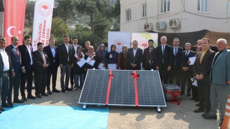 Kozan’da 184 Üreticiye Taşınabilir Güneş Paneli Dağıtıldı