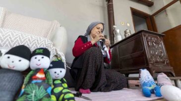 Mersin’de Kadınlar Çoraptan Oyuncak Yapıyor