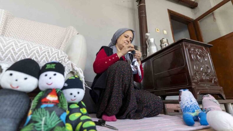 Mersin’de Kadınlar Çoraptan Oyuncak Yapıyor