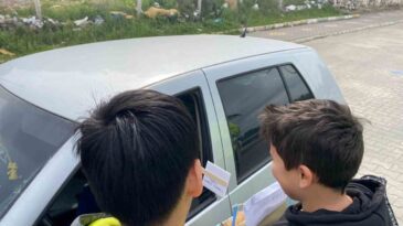 Öğrencilerden Sürücülere Hem Sınav Hem İkram