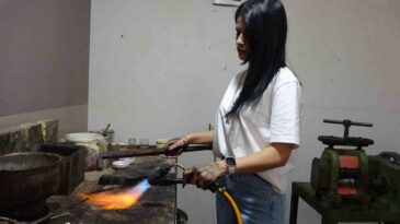 Ojeli Tırnaklarıyla Erkek Egemen Meslekte Usta Oldu