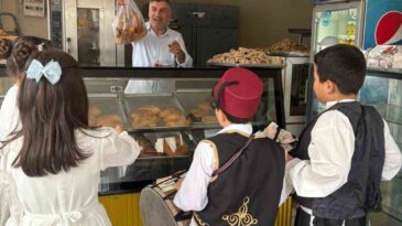 Osmaniye’de Öğrenciler Maniler Okudu, Lokum Dağıttı