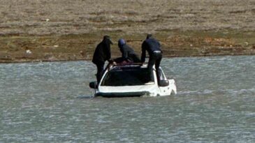 Otomobille Girdikleri Gölden Çıkamayanlar Mahsur Kaldı