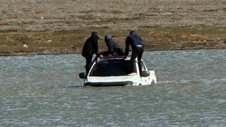 Otomobille Girdikleri Gölden Çıkamayanlar Mahsur Kaldı