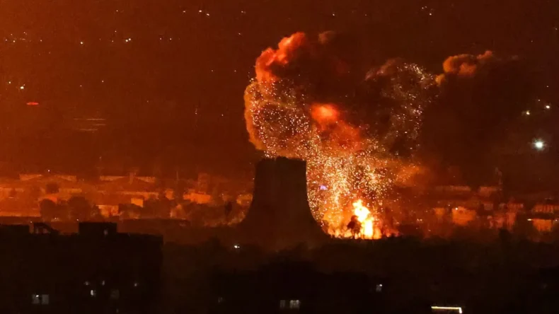 İran’da Rafineler Vuruldu, Kimyasallar Havaya Karıştı: Gökten Zehir Yağacak!