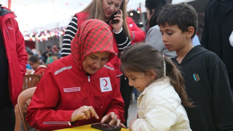 Türk Kızılay Genel Başkanı Yılmaz, Hatay’da Depremzedelerle İftar Yaptı
