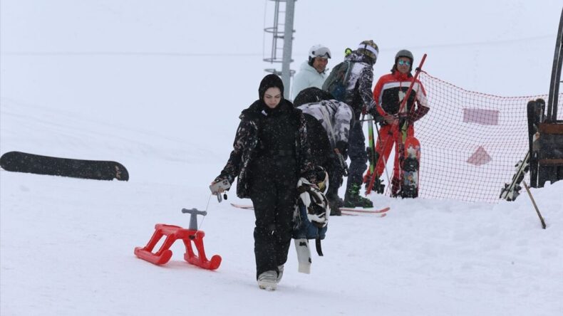 Palandöken Kayak Merkezi’nde Hafta Sonu Yoğunluğu