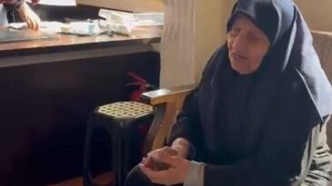 Antalya’da Zabıta Ekipleri Yaşlı Kadının Kaybettiği Cüzdanı Buldu