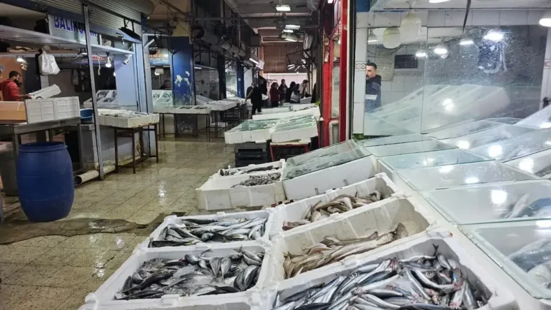 İskenderun’da Fırtına Nedeniyle Balıkçı Tekneleri Hasar Gördü