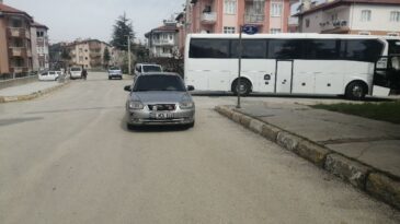 Isparta’da otomobil ile tur otobüsü çarpıştı