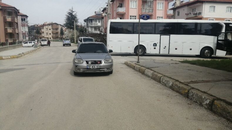 Isparta’da otomobil ile tur otobüsü çarpıştı