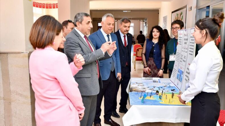 Silifke’de TÜBİTAK 4006 Bilim Fuarı açıldı