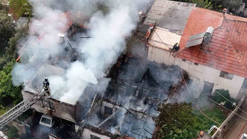 Antalya’da Gecekonduda Çıkan Yangın Bitişik Eve Sıçradı