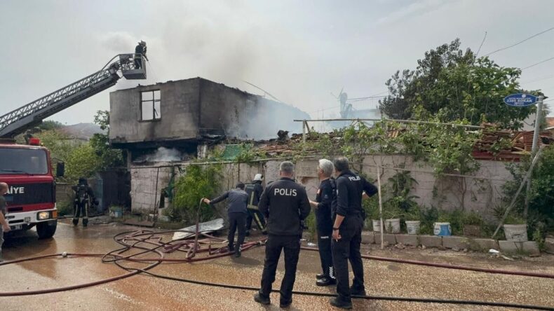 Antalya’da yangın çıkan müstakil ev kullanılamaz hale geldi