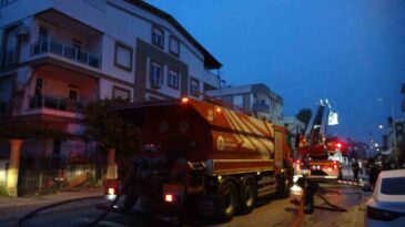 Antalya’da Apartmanın Teras Katında Yangın Çıktı