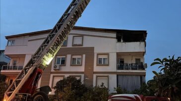 Antalya’da Apartman Çatı Katında Yangın: 2 Kişi Dumandan Etkilendi