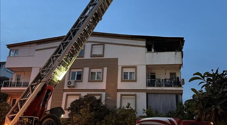 Antalya’da Apartman Çatı Katında Yangın: 2 Kişi Dumandan Etkilendi