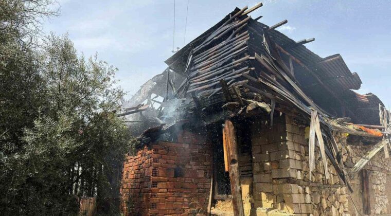Burdur’da Boş Ahşap Evde Yangın Çıktı