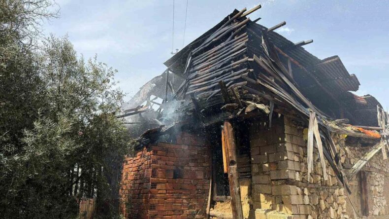 Burdur’da Boş Ahşap Evde Yangın Çıktı