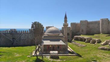 Anamur İlçe Müftüsü Mamure Kalesi’ndeki Kale Camisi’ni İnceledi