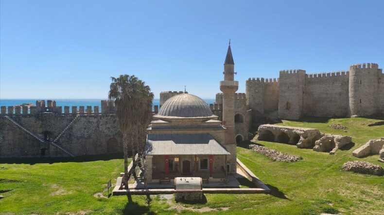 Anamur İlçe Müftüsü Mamure Kalesi’ndeki Kale Camisi’ni İnceledi