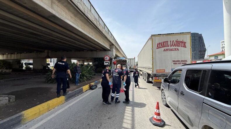 Antalya’da tırın altında kalan kadın hayatını kaybetti