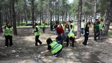 Osmaniye’de Yeşilay Gönüllüleri Çevre Temizliği Yaptı