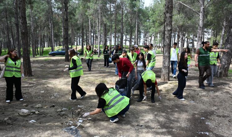 Osmaniye’de Yeşilay Gönüllüleri Çevre Temizliği Yaptı