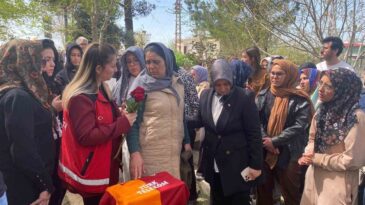 Kahramanmaraş’ta silahlı saldırıda hayatını kaybeden öğrencinin mezarına forma bırakıldı