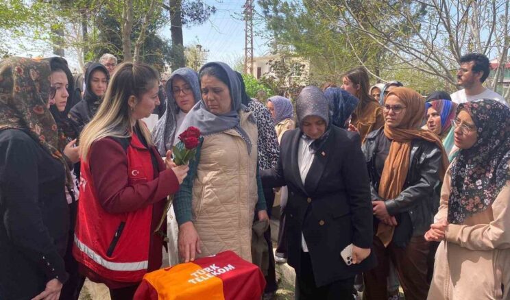 Kahramanmaraş’ta silahlı saldırıda hayatını kaybeden öğrencinin mezarına forma bırakıldı