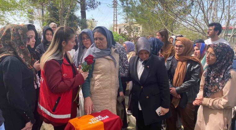 Kahramanmaraş’ta silahlı saldırıda hayatını kaybeden öğrencinin mezarına forma bırakıldı