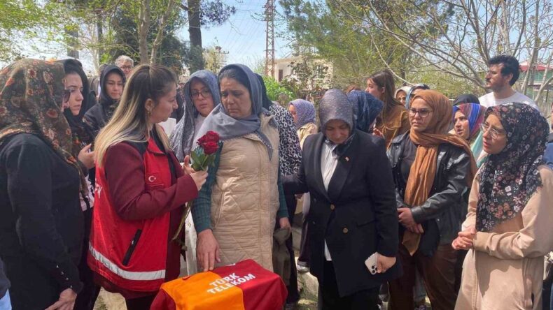 Kahramanmaraş’ta silahlı saldırıda hayatını kaybeden öğrencinin mezarına forma bırakıldı