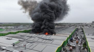 Adana’da Geri Dönüşüm Tesisinde Yangın Kontrol Altına Alındı