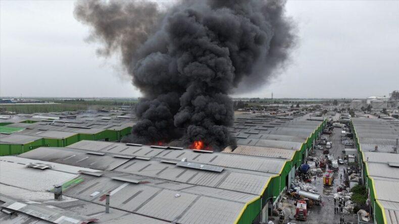 Adana’da Geri Dönüşüm Tesisinde Yangın Kontrol Altına Alındı