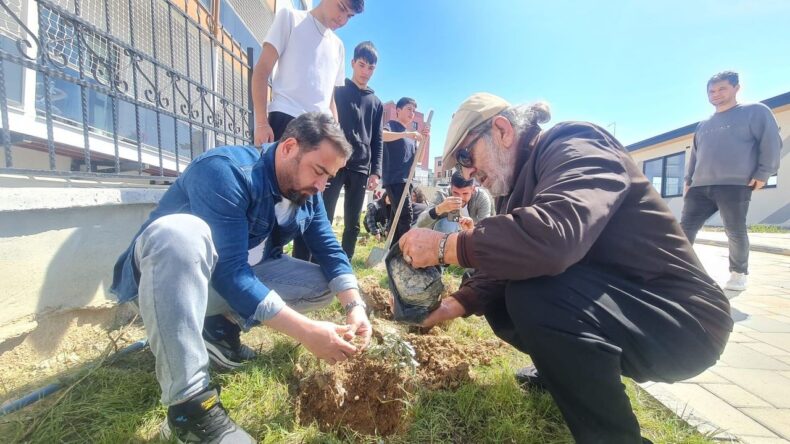 Kadirli’de Öğrenciler Huzurevi Sakinleriyle Fidan Dikti