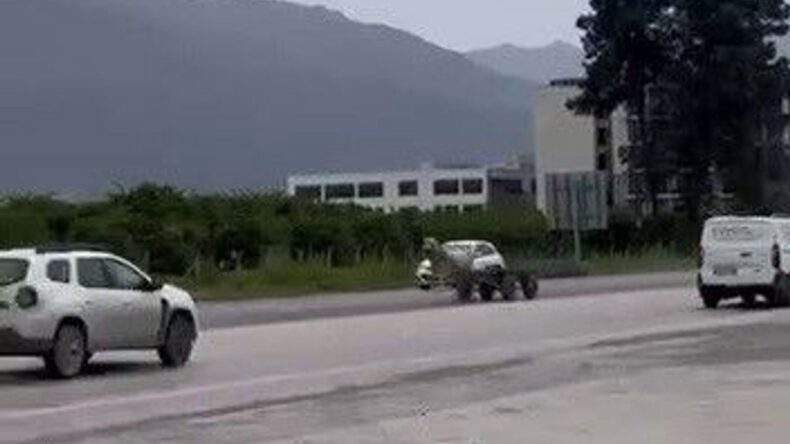 Kaçak At E-5 Karayolu’nda Trafiği Tehdit Etti