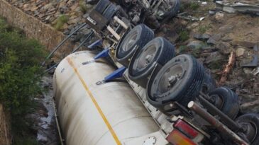 Mersin’de kanala devrilen tankerde sıkışan sürücüyü itfaiye kurtardı