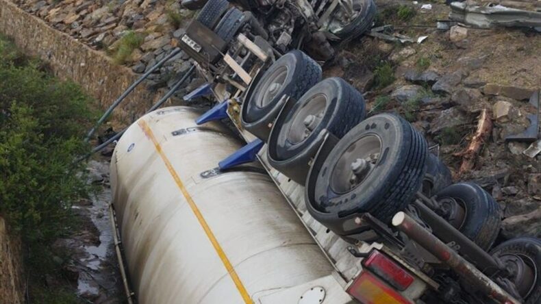 Mersin’de kanala devrilen tankerde sıkışan sürücüyü itfaiye kurtardı