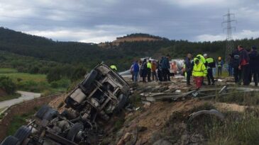 Mersin’de Çimento Tankeri Kanala Devrildi