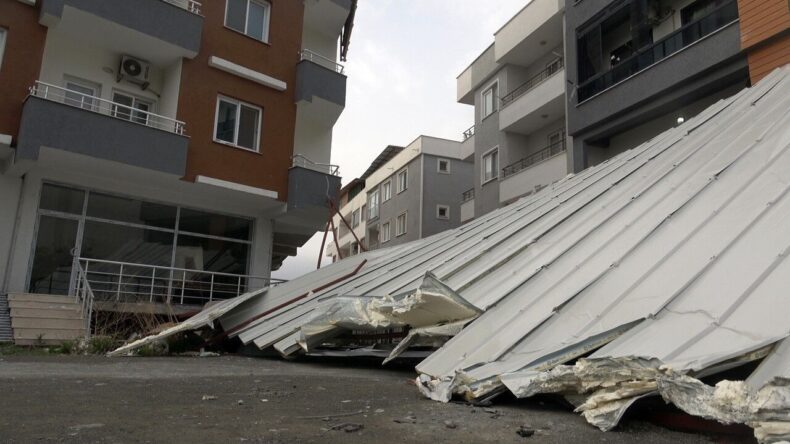 Fırtınanın Uçurduğu Çatı Araçlara Zarar Verdi
