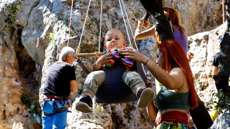 Dağcı çift 15 aylık bebekleriyle 6 zirveye tırmandı