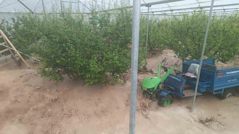 Mersin’de sağanak sele yol açtı: Yol çöktü, seralar zarar gördü