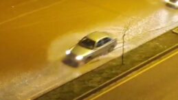 Adana’da Şiddetli Yağmur Cadde ve Sokakları Göle Çevirdi